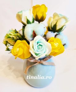 vaza roz cu flori nemuritoare bleu