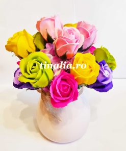 vaza roz cu flori